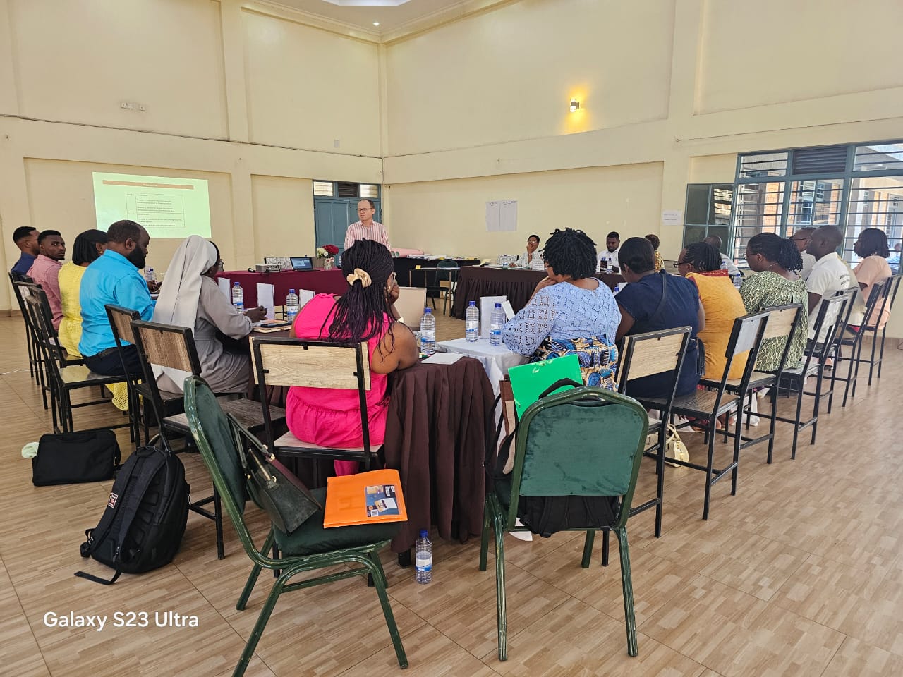 Vue de la salle pendant l'atelier régional de Kigali, avec les participants et le formateur