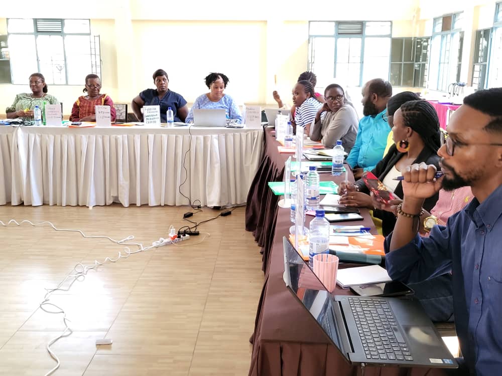 Les participants et les responsables de coordination autour de la table de travail