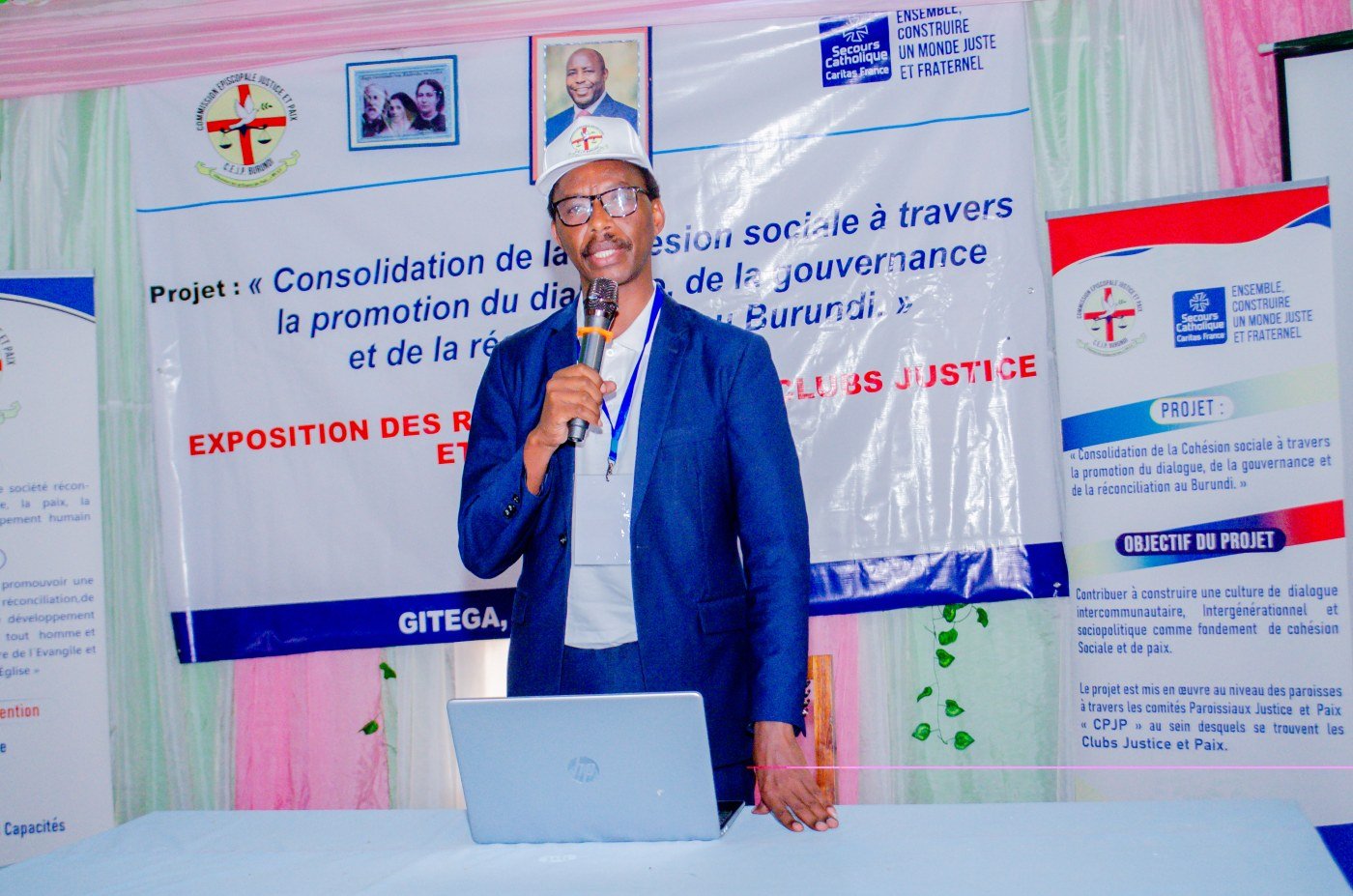 L’Abbé Emile Ndayizigiye ouvre la séance de sensibilisation des curés à Gitega