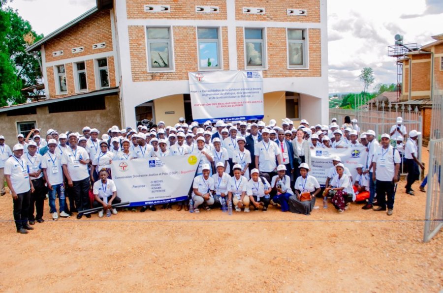 Photo de famille des participants à la rencontre de Gitega, juin 2026