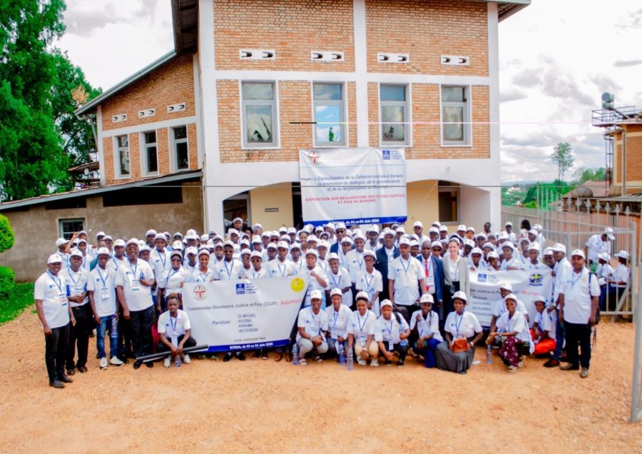 Photo de groupe des participants devant le centre Tereziya, Gitega, juin 2026