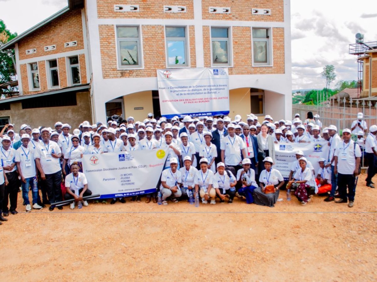 Photo de famille des participants à la rencontre de Gitega, juin 2026