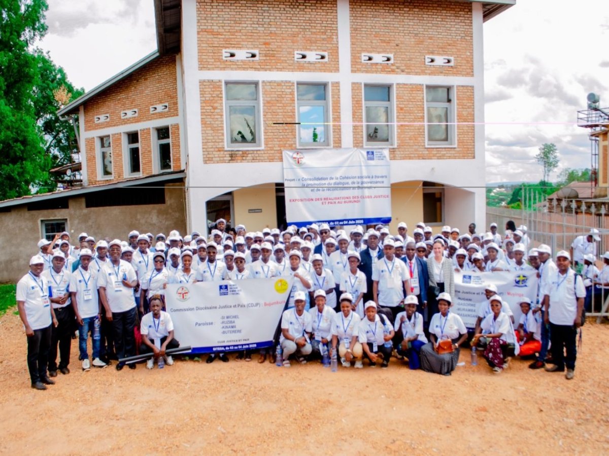 Photo de groupe des participants devant le centre Tereziya, Gitega, juin 2026